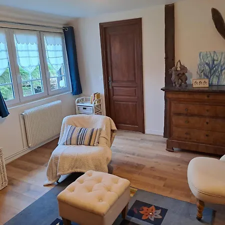 Habitación en casa particular BERNAY Chambre avec Salon, salle d'eau privative et entrée indépendante *